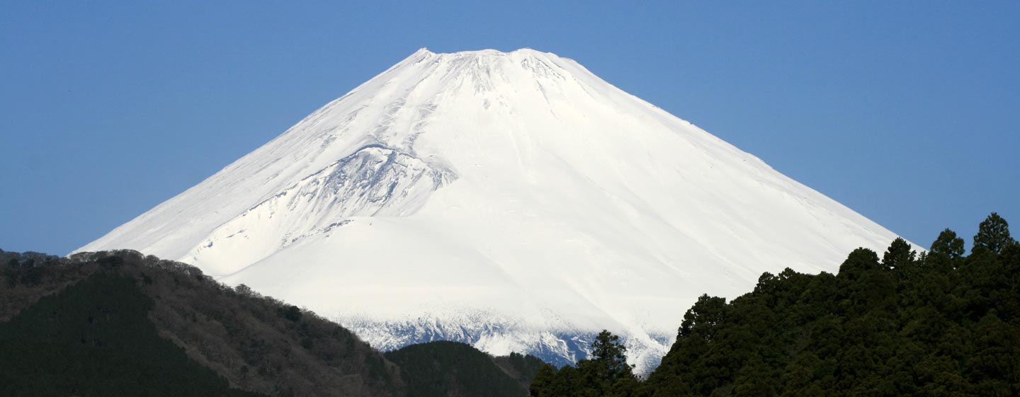 יפן - הר פוג'י בבוקר בהיר באביב
