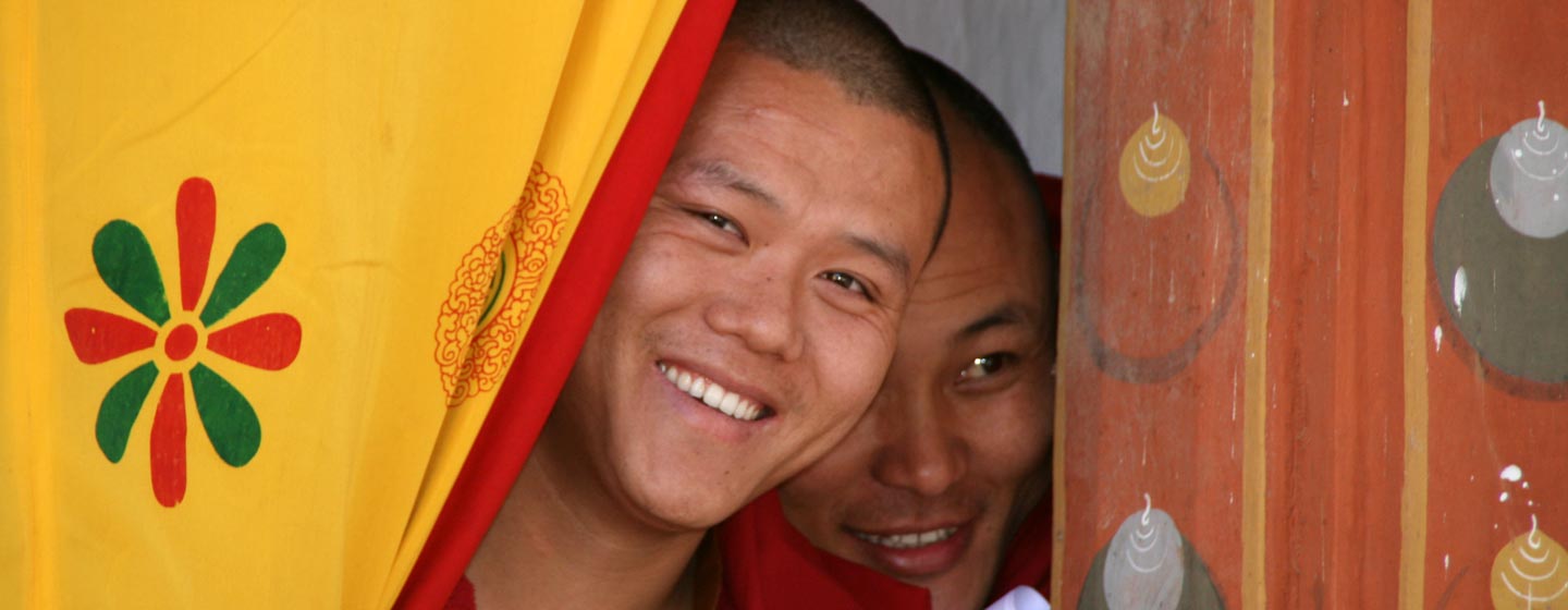 טימפו / בוטאן - נזירים בודהיסטים בפסטיבל בבוטאן