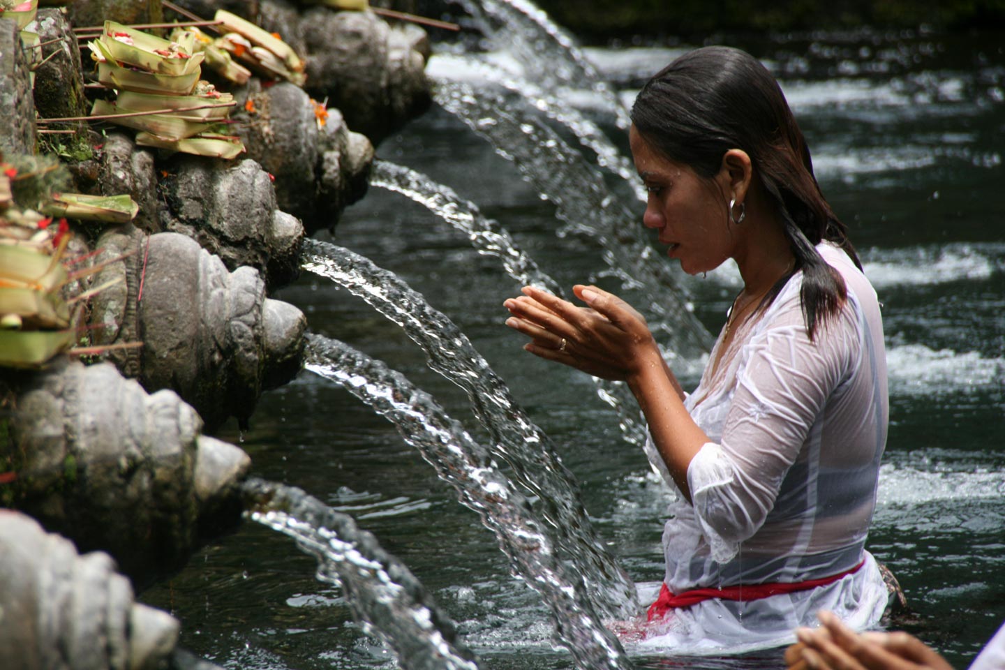 תפילה והטהרות במעיין קדוש באי באלי, אינדונזיה