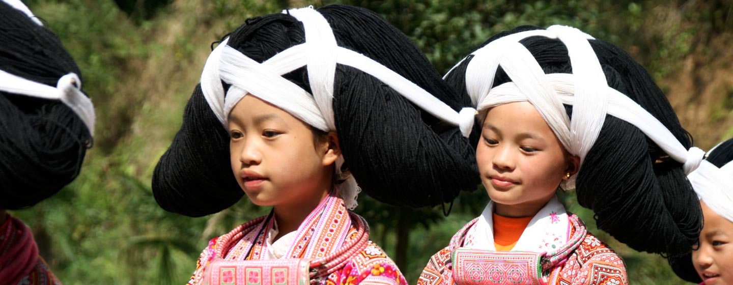 ג'וויג'ואו / סין - בנות שבט בלבוש מסורתי