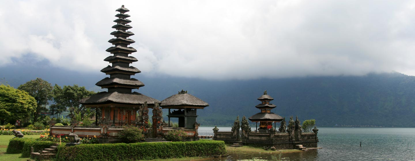 באלי | אינדונזיה - מקדש בתוך לוע של הר געש