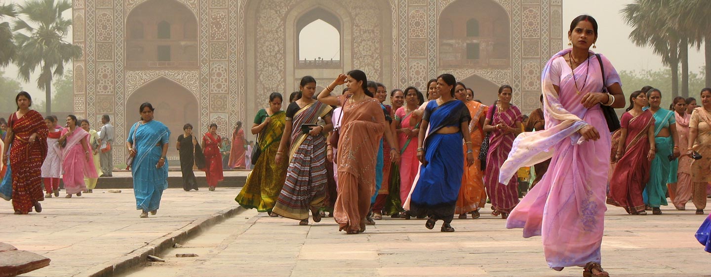 הודו | אגרה - נשים צבעוניות ביציאה מהטאג' מהאל