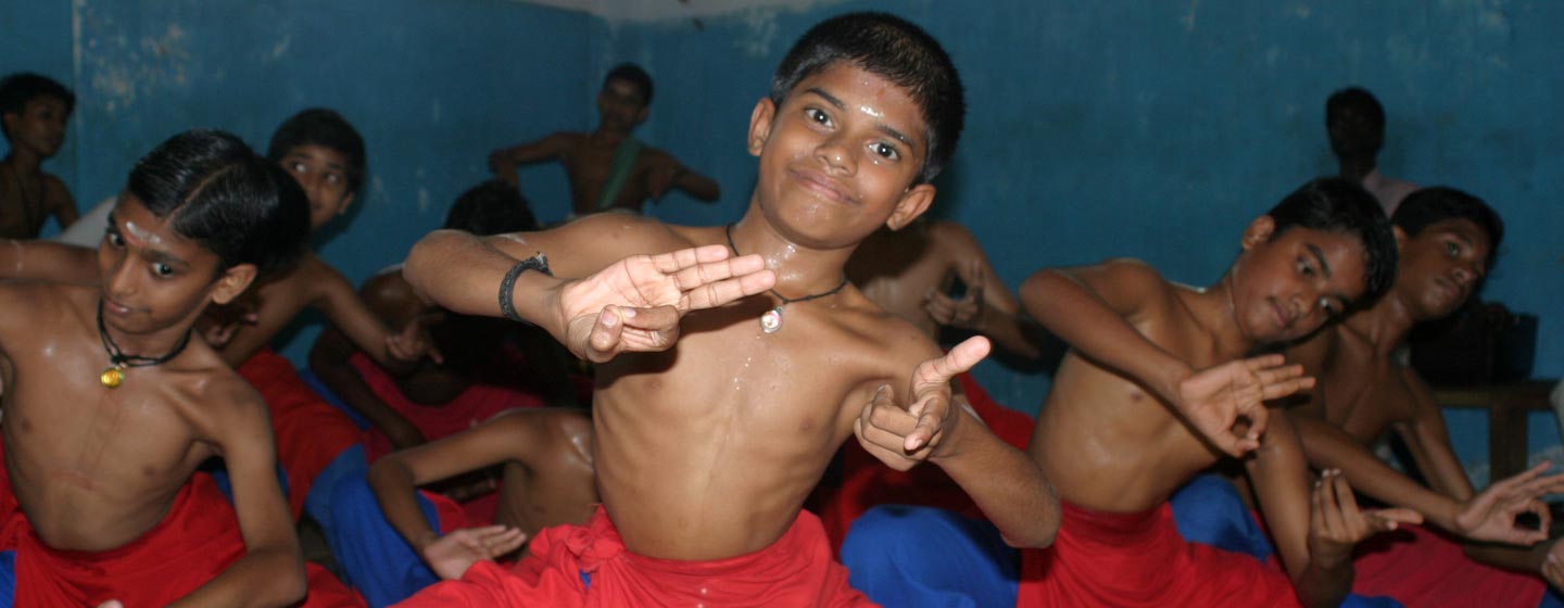 דרום הודו - ילדים לומדים ריקוד קטאקאלי בקראלה