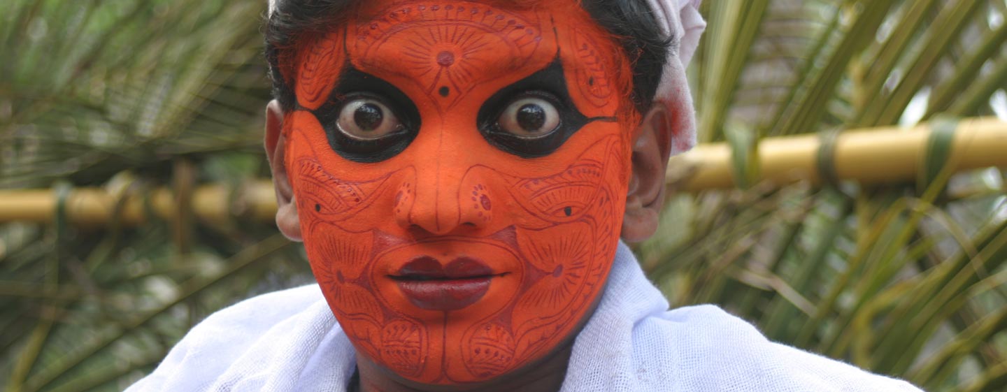 נער מאופר לקראת ריקוד בקראלה - דרום הודו