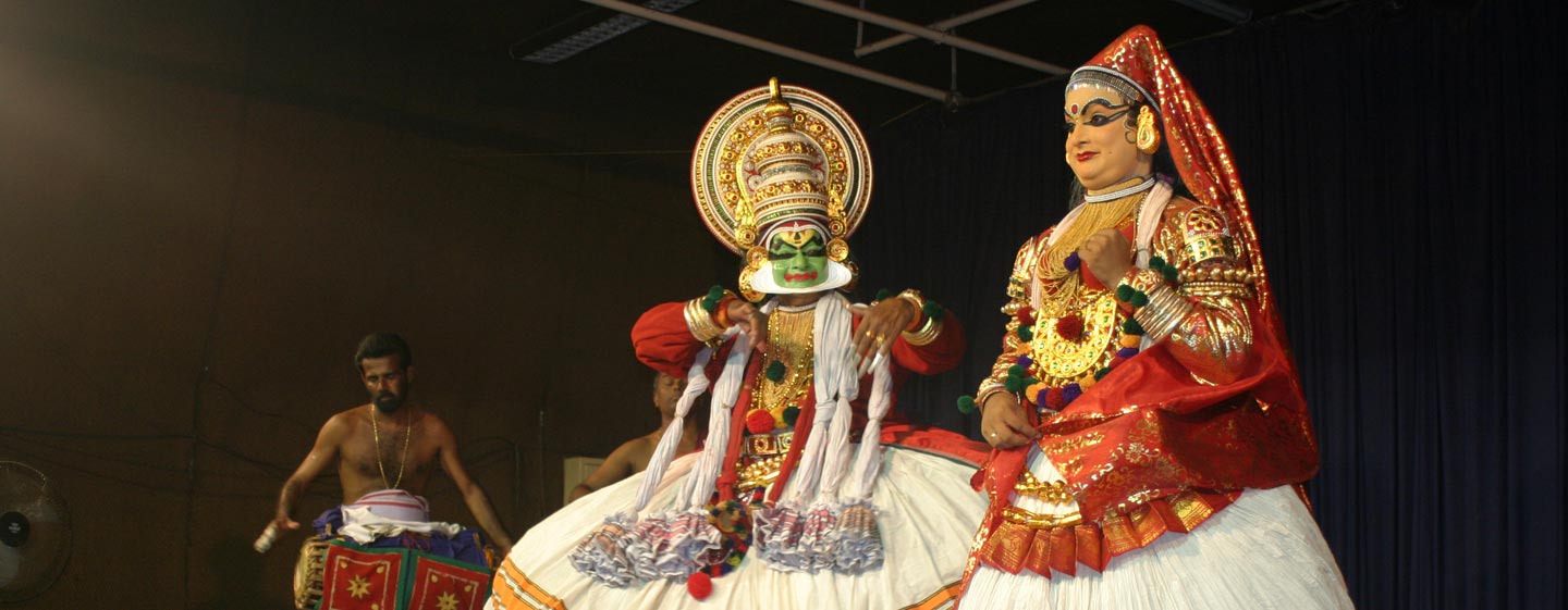 דרום הודו - ריקוד קטקאלי במקדש כפרי בקראלה