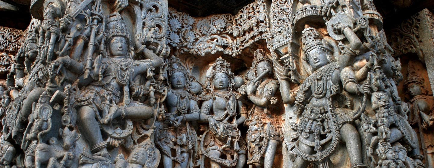 דרום הודו - תבליטי קיר עם דמויות מהמיתולוגיה ההודית במדינת קרנאטקה
