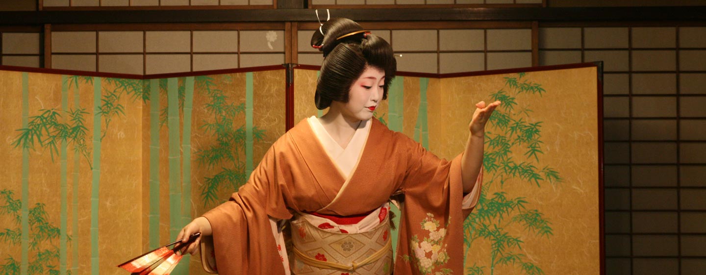 יפן - גיישה רוקדת בבית הארחה בקיוטו