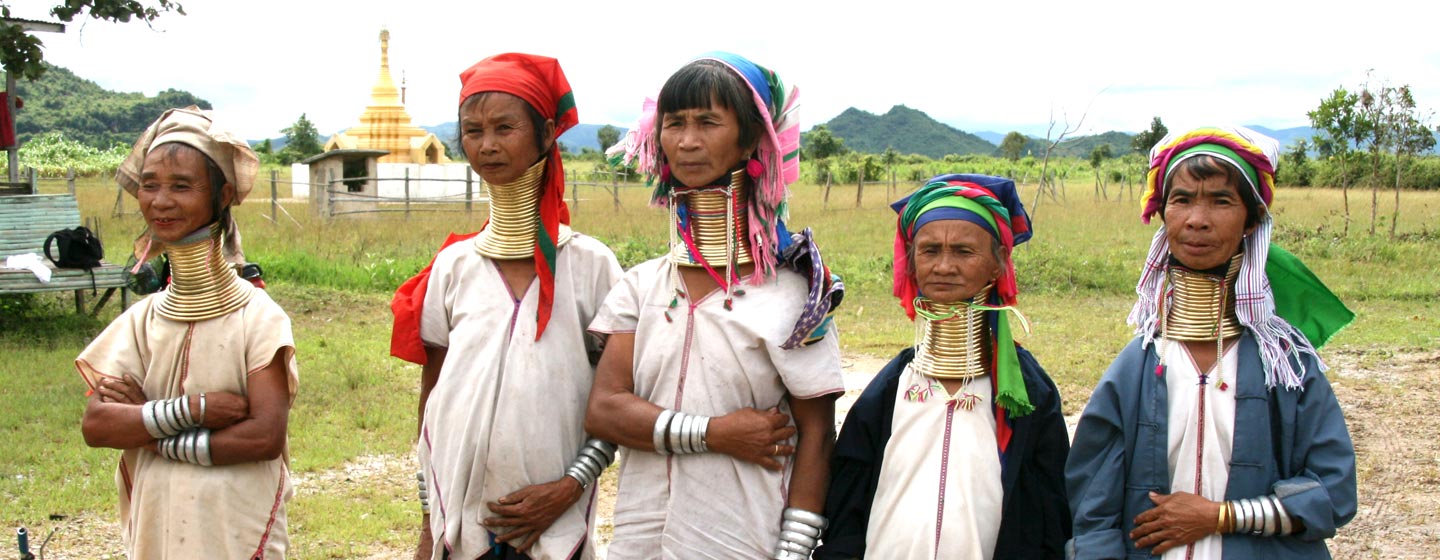 נשים משבט ארוכות הצוואר בכפר בורמזי