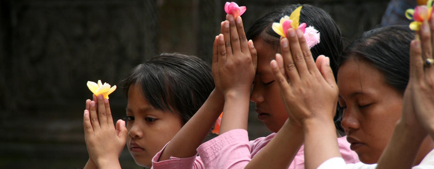 תפילה לאלים במקדש באלינזי - האי באלי | אינדונזיה
