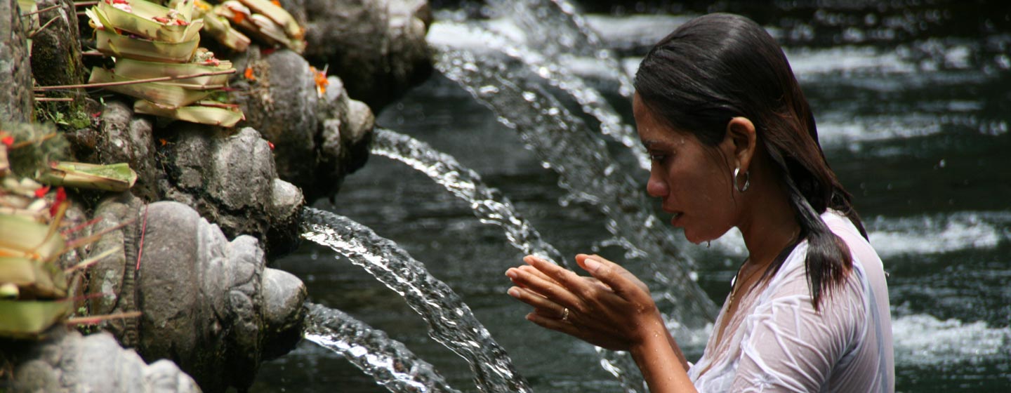טקסי הטהרות בבריכה מקודשת במקדש באי באלי - אינדונזיה