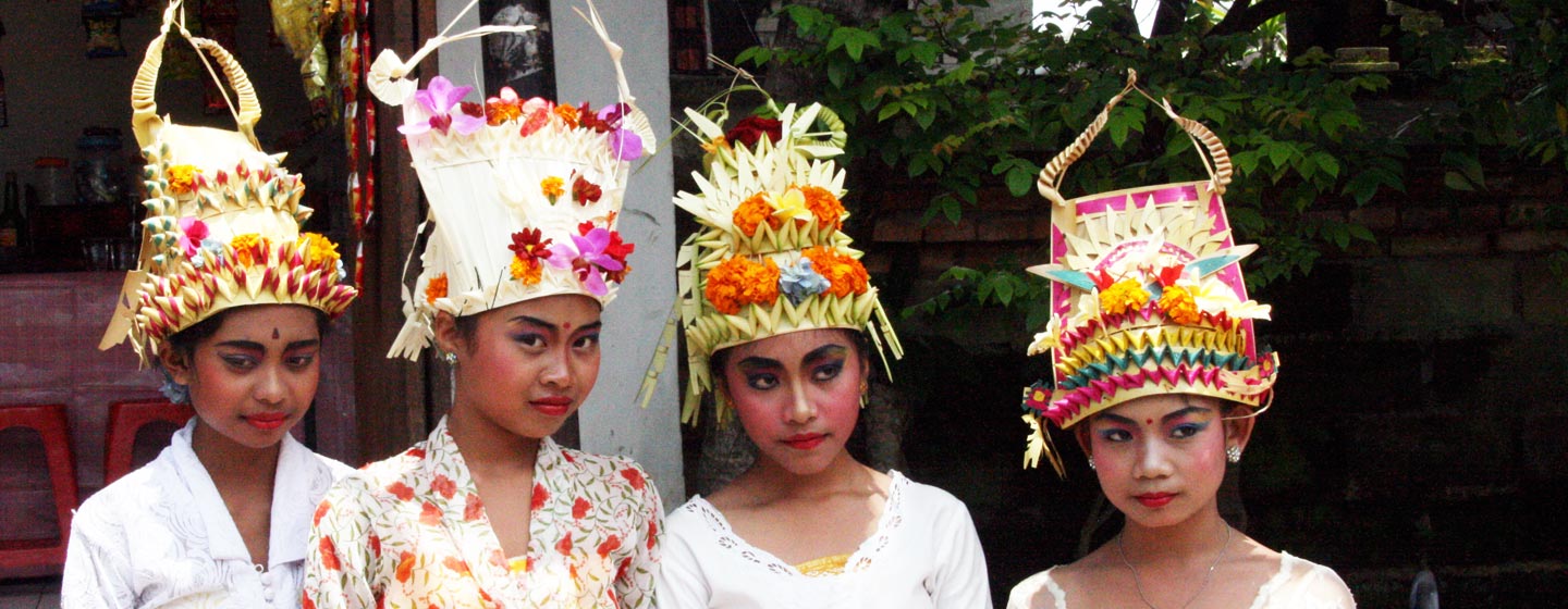 נערות בפסטיבל באי באלי - אינדונזיה