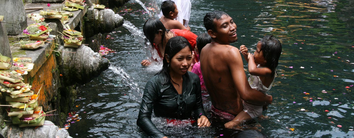 טקסי הטהרות בבריכה מקודשת באי באלי - אינדוניזה