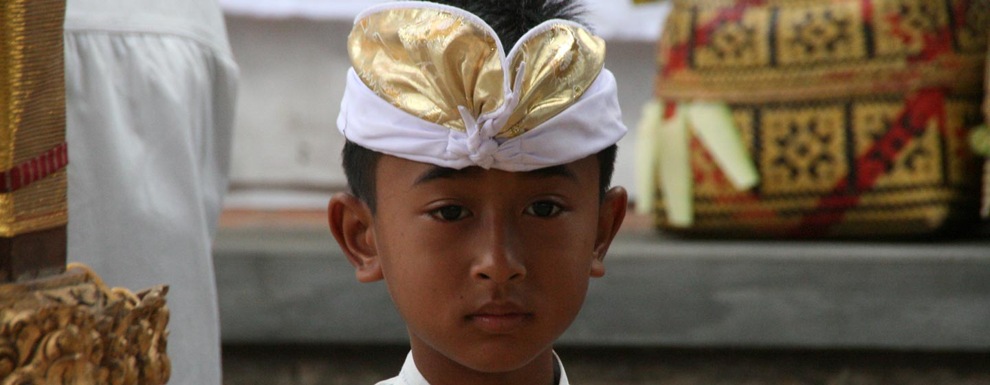 נער באלינזי בעת פסטיבל - האי באלי | אינדונזיה