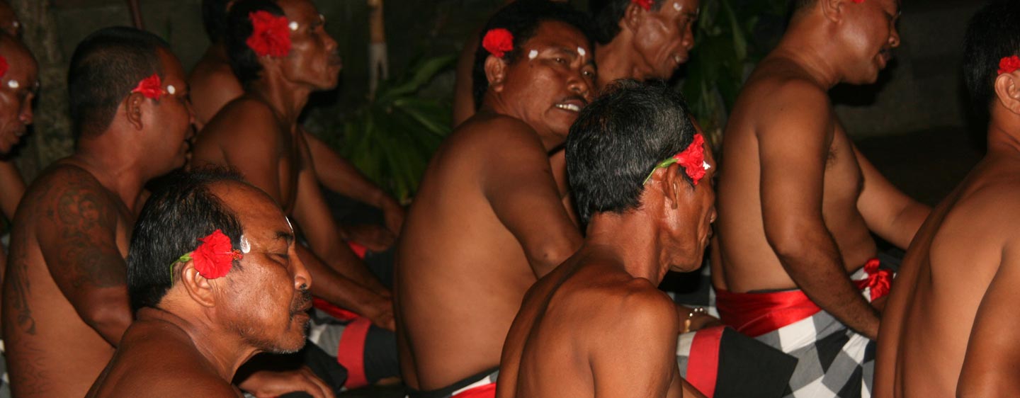 המקהלה בריקוד הקצ'אק - האי באלי, אינדונזיה