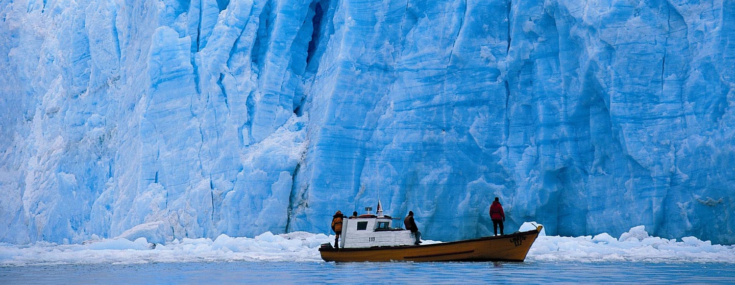 קרטרה אוסטרל / צ'ילה - ספינה ליד קרחון