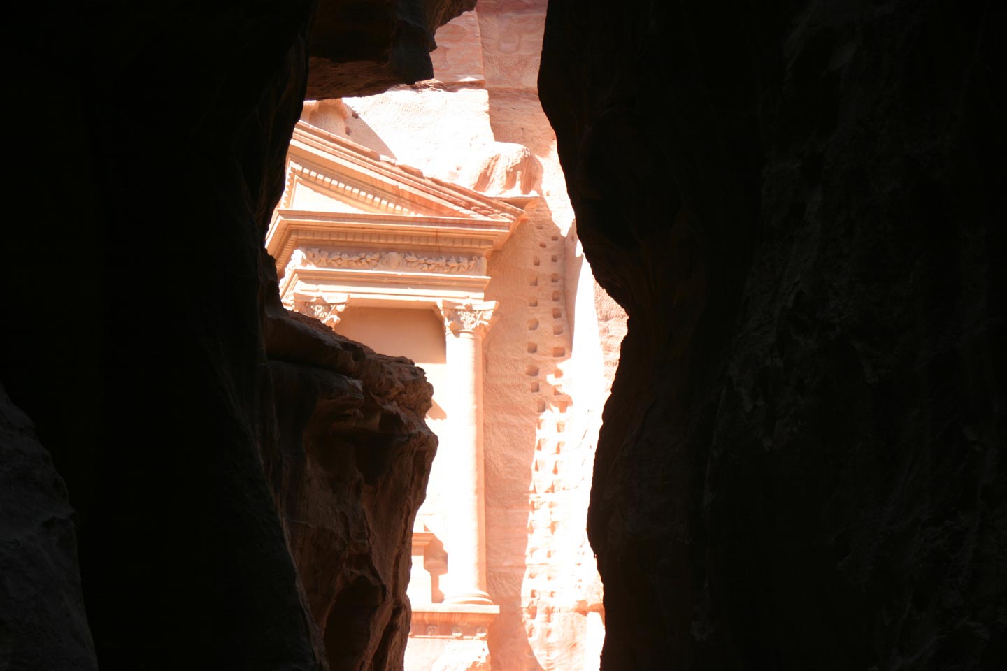 חזנת פרעון מציץ מתוך הסיק, בכניסה לפטרה, ירדן