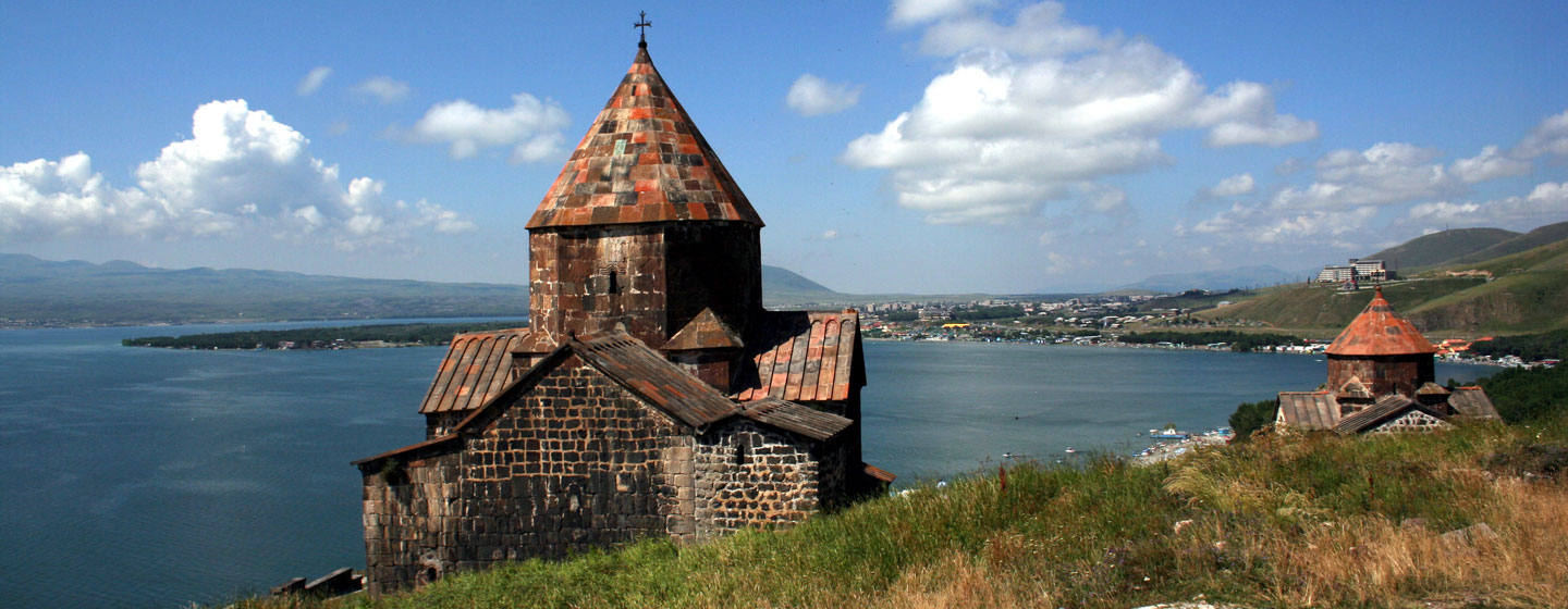 כנסייה על גדת אגם סוואן, ארמניה