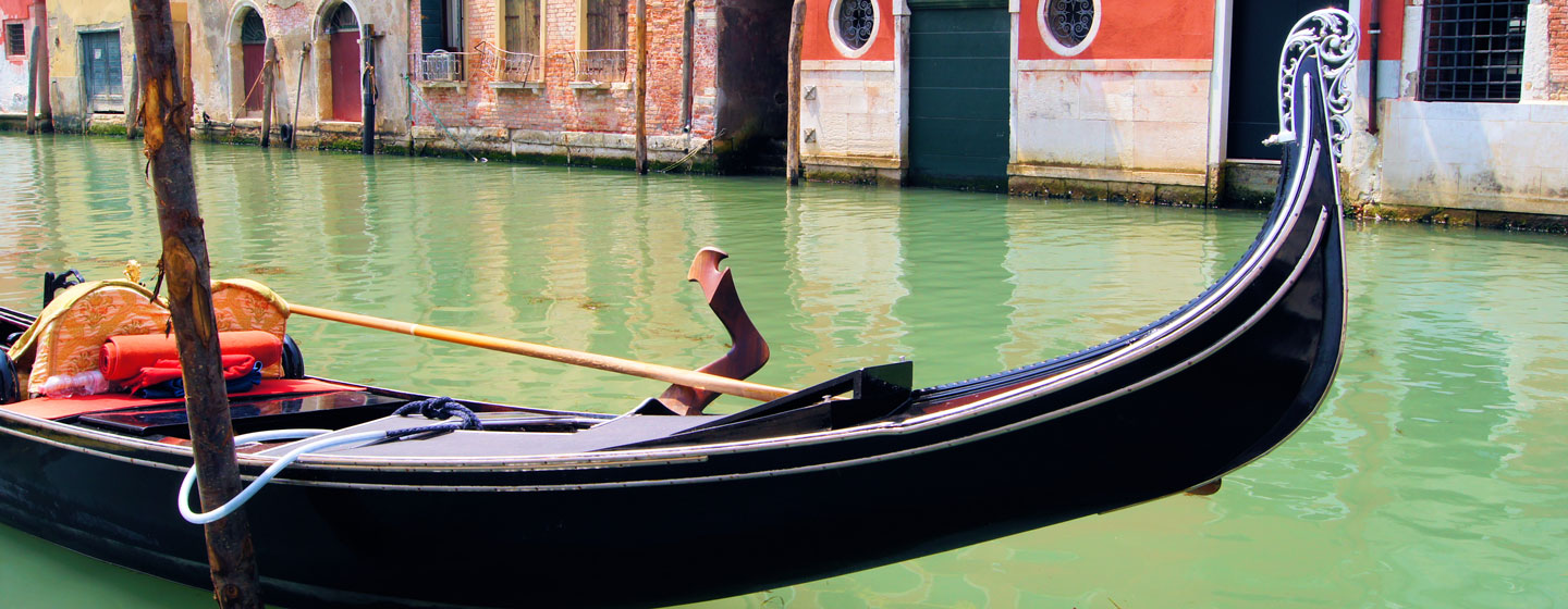 גונדולה בתעלה בוונציה, איטליה
