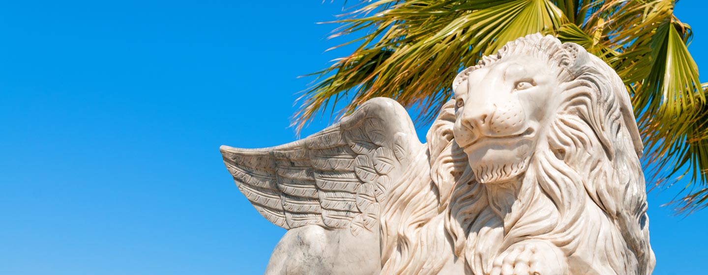 פסל אריה מכונף בשדרת פיניקוד'ס בלרנקה, קפריסין