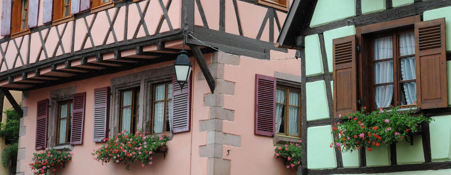 בתים צבעוניים בעיירה ריבוויל, אלזס, צרפת