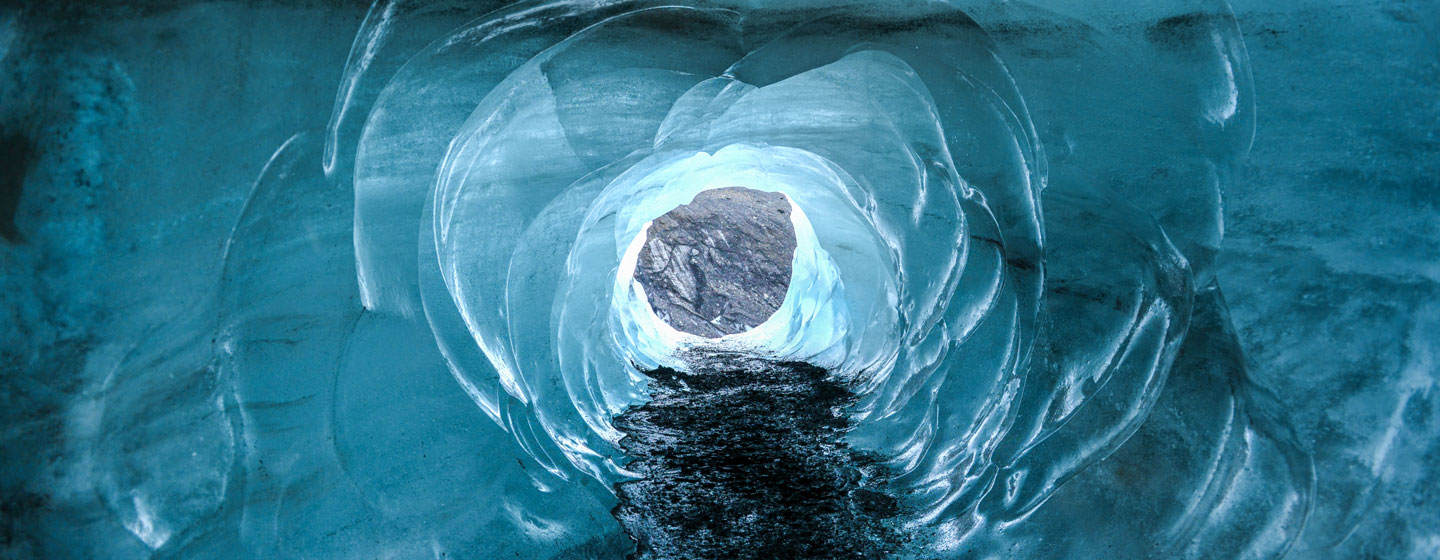 מנהרה בקרחון באיסלנד