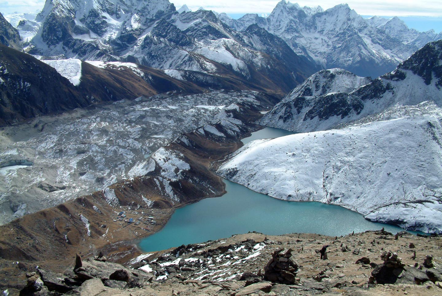 קרחונים גולשים ואגמים כלואים באזור הר אוורסט, נפאל