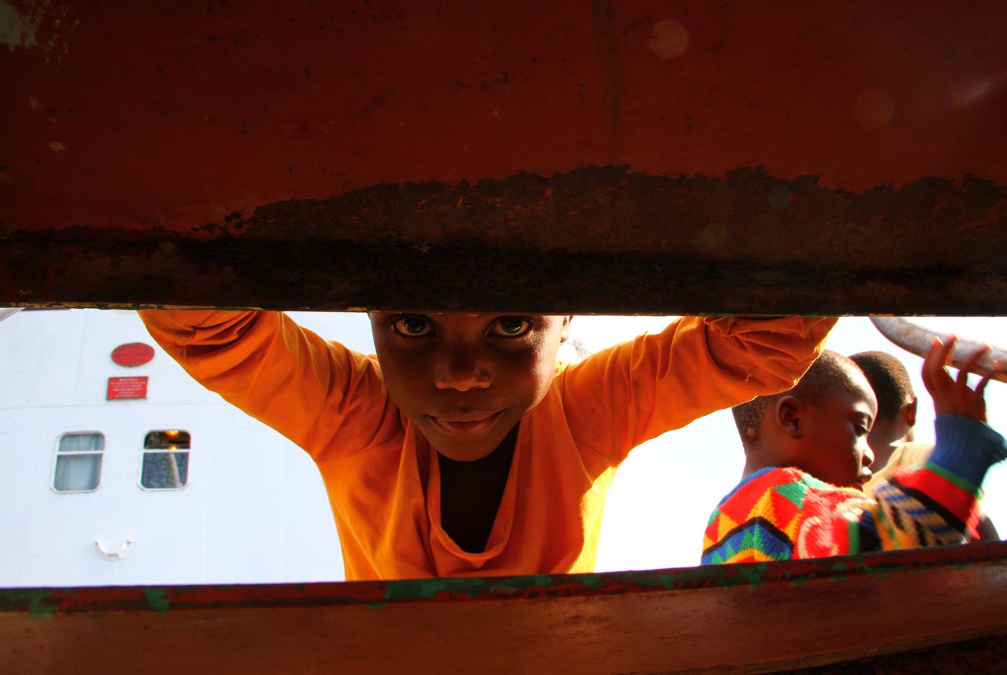 נער במעבורת באגם מלאווי, מלאווי