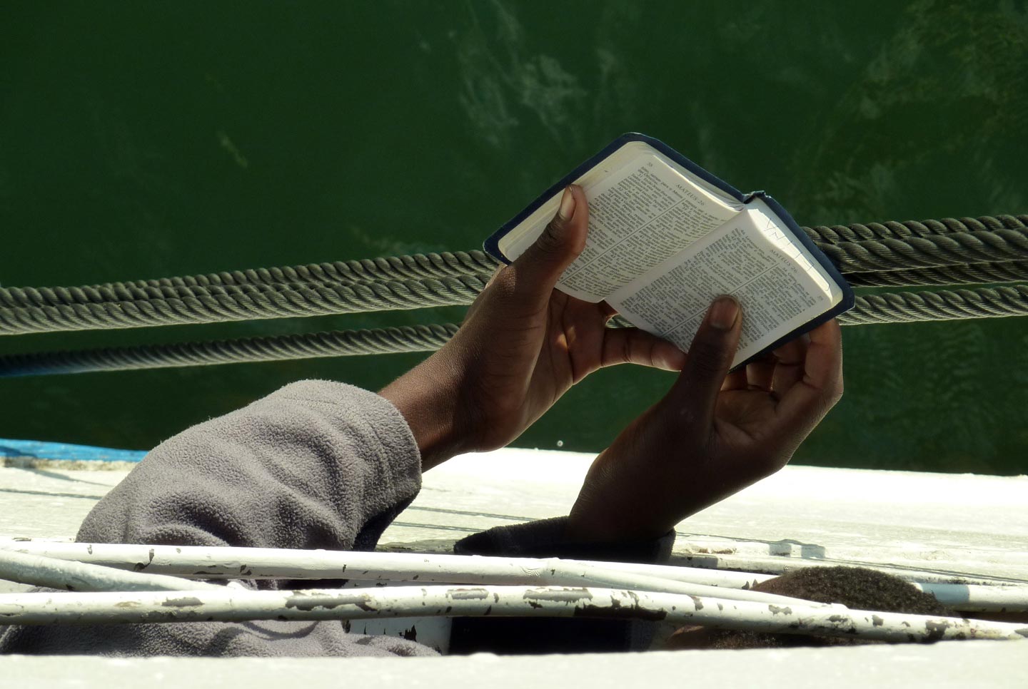 נערה קוראת בכתבי הקודש, אגם מלאווי