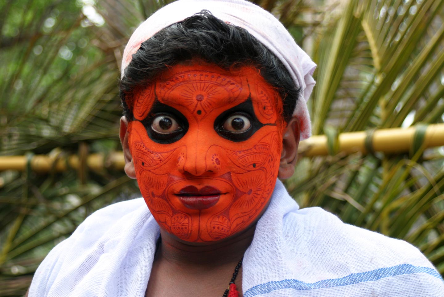 רקדן מתאפר לקראת טקס בקראלה, דרום הודו