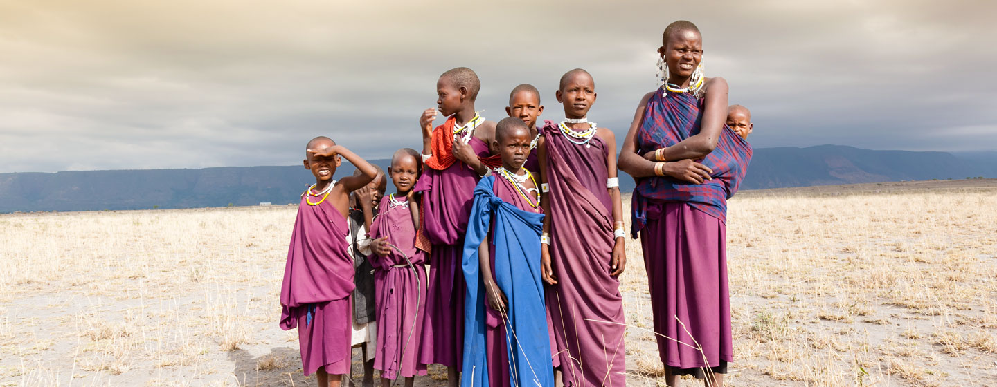 אישה וילדים מבני שבט המסאי, טנזניה