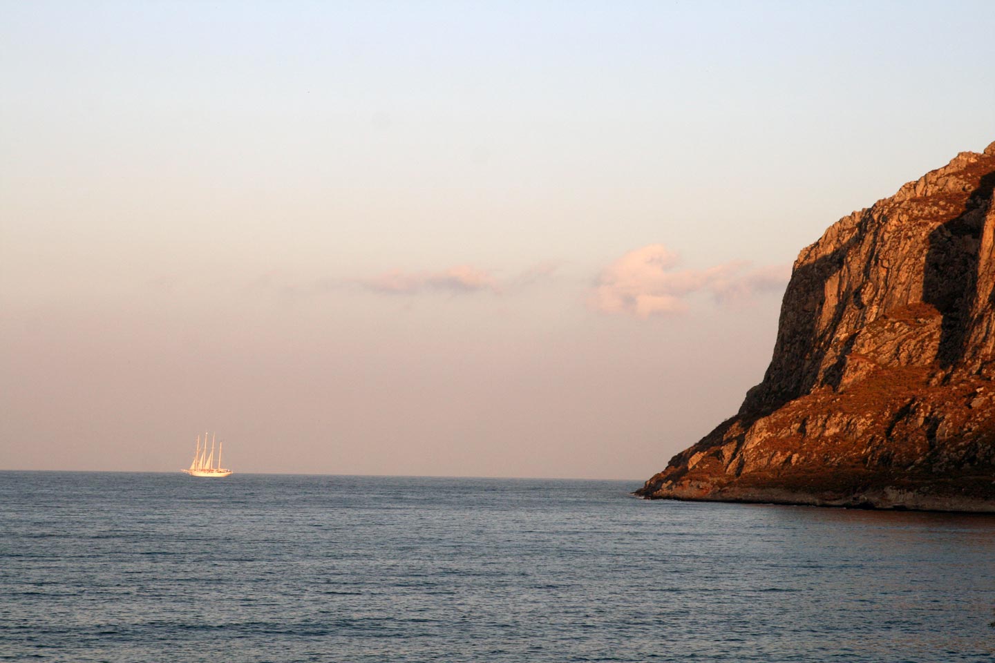 ים כחול, סירה ומצוק בים מירטו, יוון