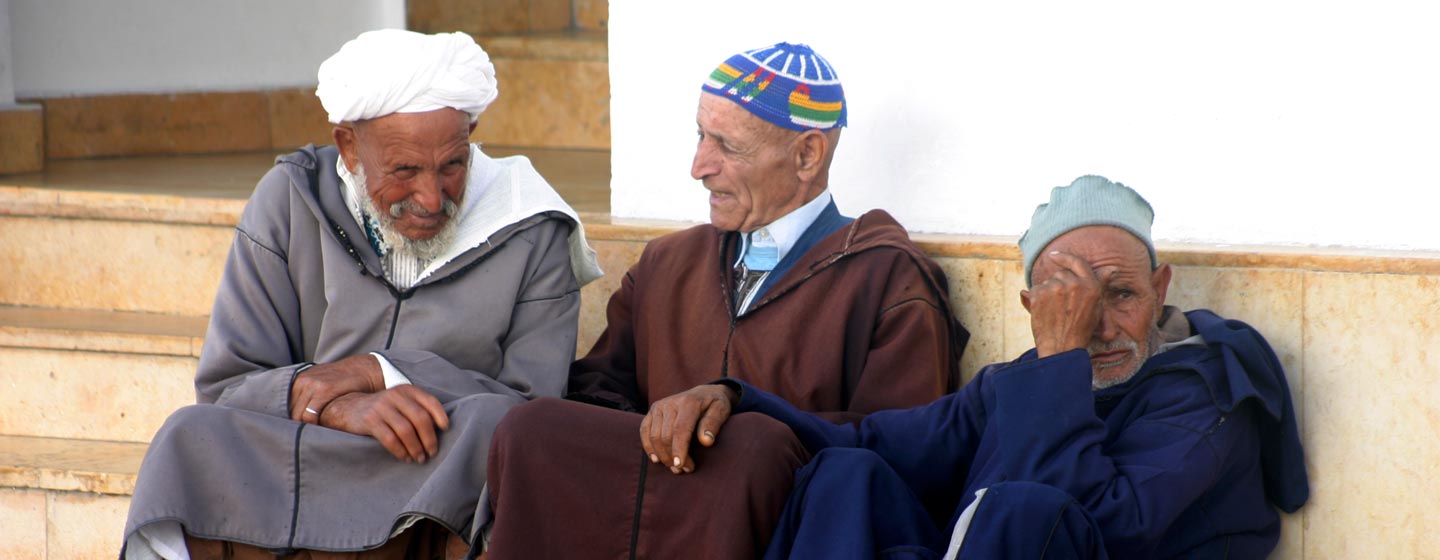 גברים משוחחים בשוק של איסווירה במרוקו