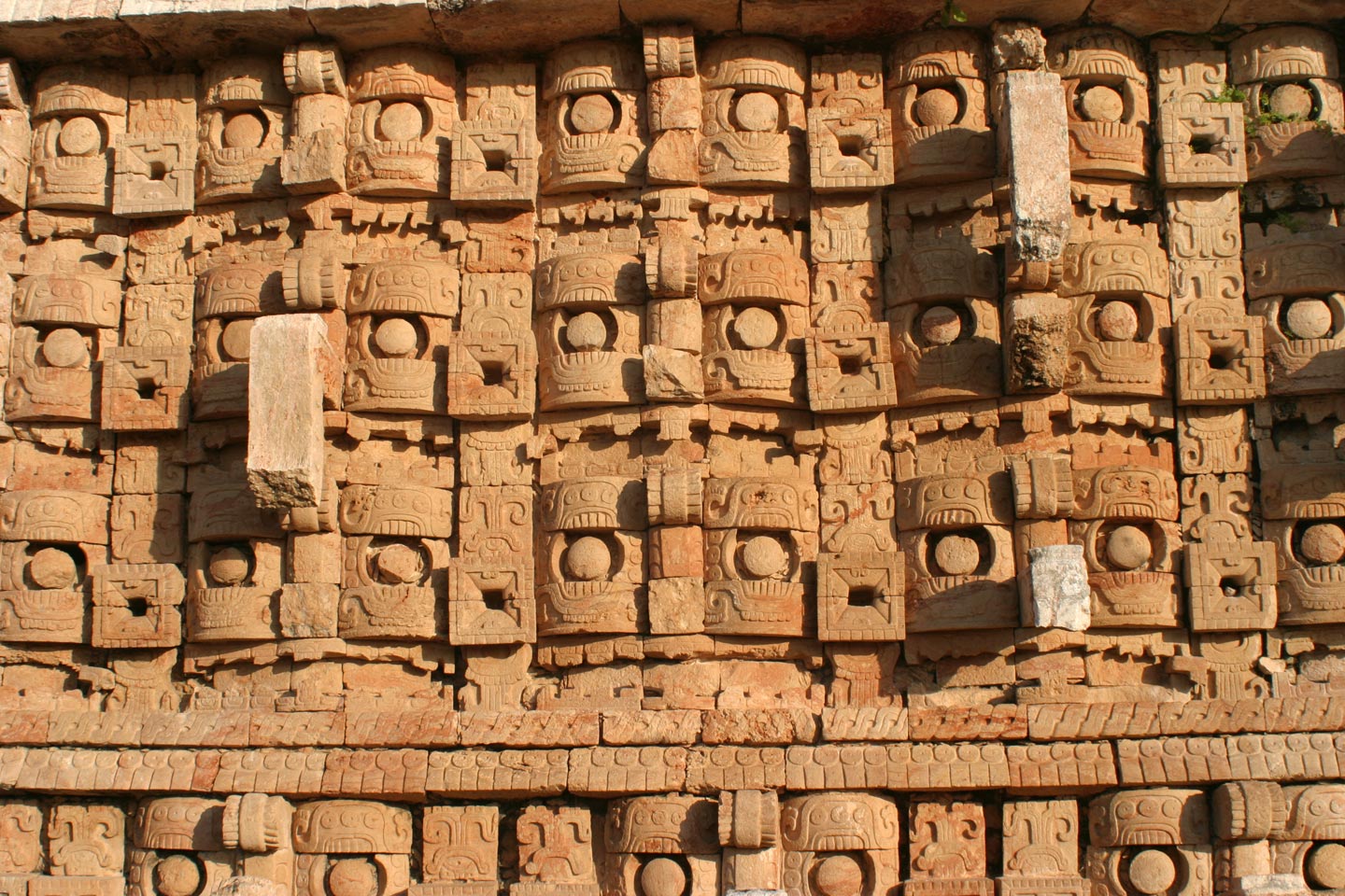 תבליט קיר במקדש מאיה במדינת יוקטאן, מקסיקו