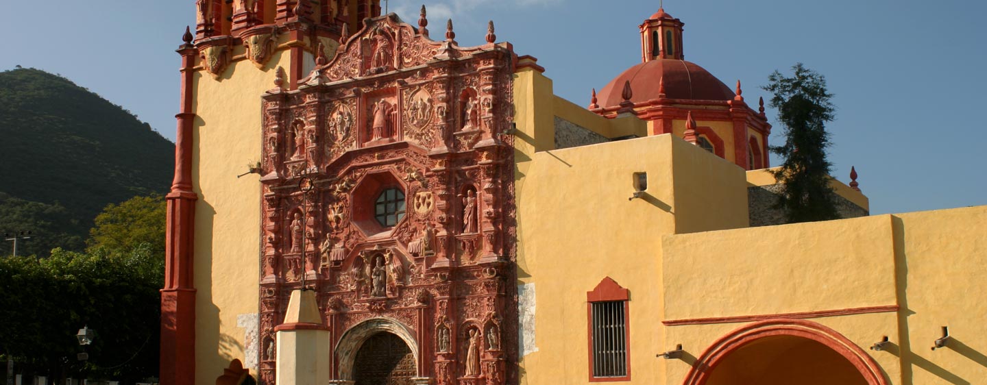 חזית בארוקית של כנסיה בצפון מקסיקו