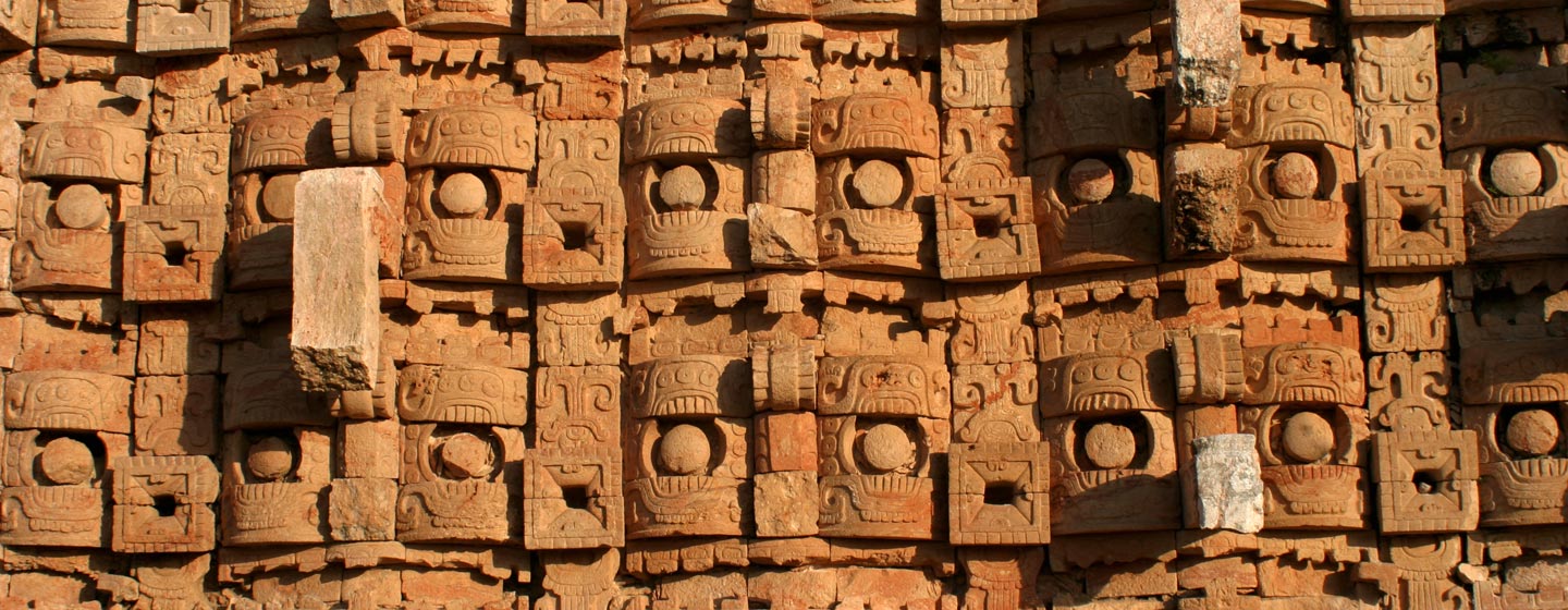 האל צ'אק מתרבות המאיה בחזית מפוארת בחצי האי יוקטאן