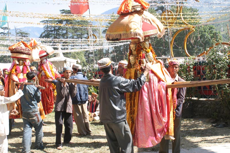 אפיריון הנושא אלים כפריים "עולה לרגל" לכינוס אלים אזורי במרומי ההימלאיה ההודית במסגרת פסטיבל דאסרה | צילום: ניסו קדם