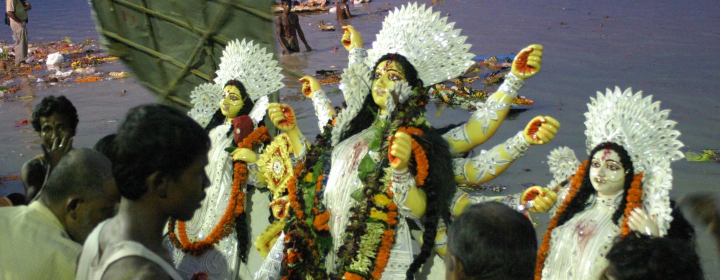 האלה דורגה נזרקת לנהר הגאנגס. חגיגות הסיום של פסטיבל דאסרה לפי אמונת השיוואיסטים בהודו | צילום: ניסו קדם