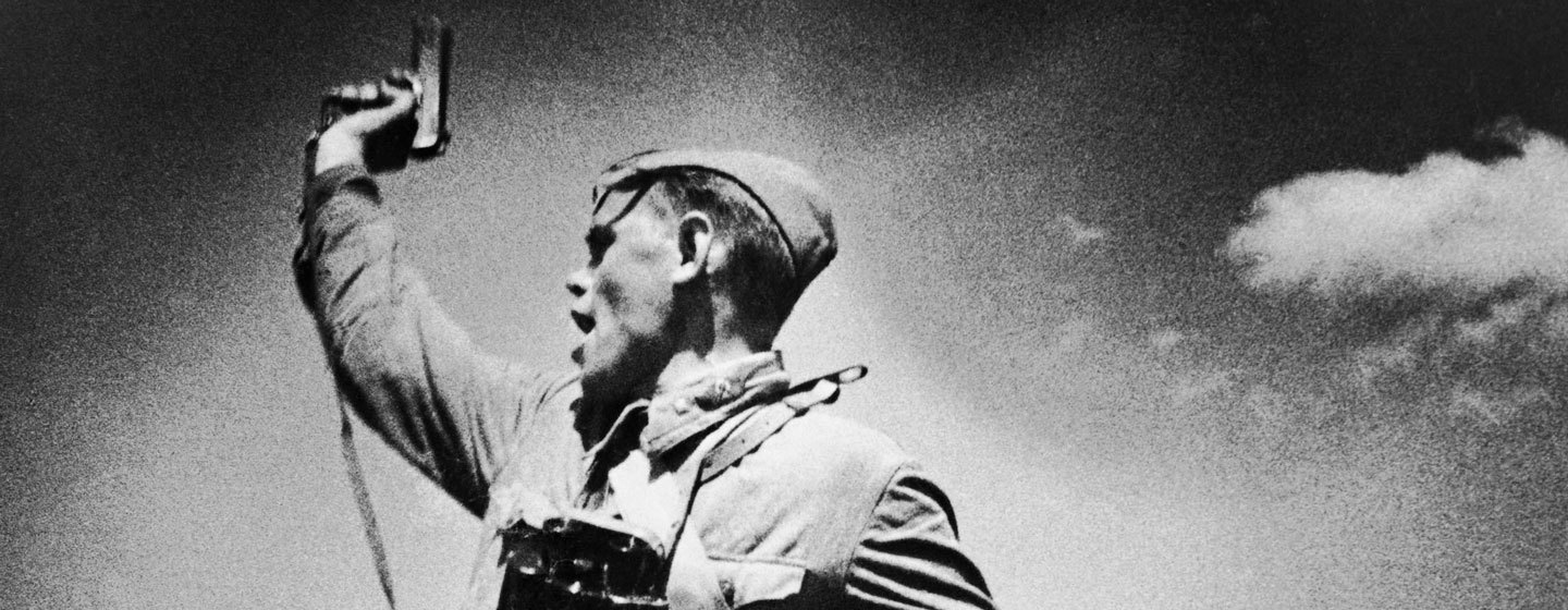 "המפקד" (1942), אחד מתצלומיו המוכרים ביותר של מקס אלפרט, שצולם בחזרית מול אוקראינה | צילום: מקס אלפרט, RIA Novosti archive, image #543 / Alpert / CC-BY-SA 3.0