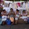בנות מאיה בטוניקות לבנות רקומות, בשוק של מרידה, מדינת יוקטאן, חצי האי יוקטאן, מקסיקו