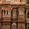 מרפסות מסותתות באבן חול צהובה - בתי סוחרים מחוץ לחומות העיר ג'איסלמר, רג'אסטן, הודו