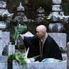 נזיר בבית הקברות של הר קויה, האי הונשו, יפן