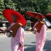 נזירות מקבצות אוכל ברחובות מנדאליי, בורמה עילית, מיאנמר