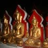 פסלים במערת הזהב בפינדאייה, מדינת שאן, מיאנמר.