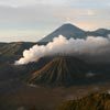 הר הגעש ברומו - מבט משולי הקלדרה אל הלועות הקדומים והלוע הפעיל, מזרח ג'אווה, אינדונזיה