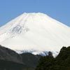 הפסגה המושלגת של הר הגעש פוג'י בבוקר אביב בהיר, האי הונשו, יפן